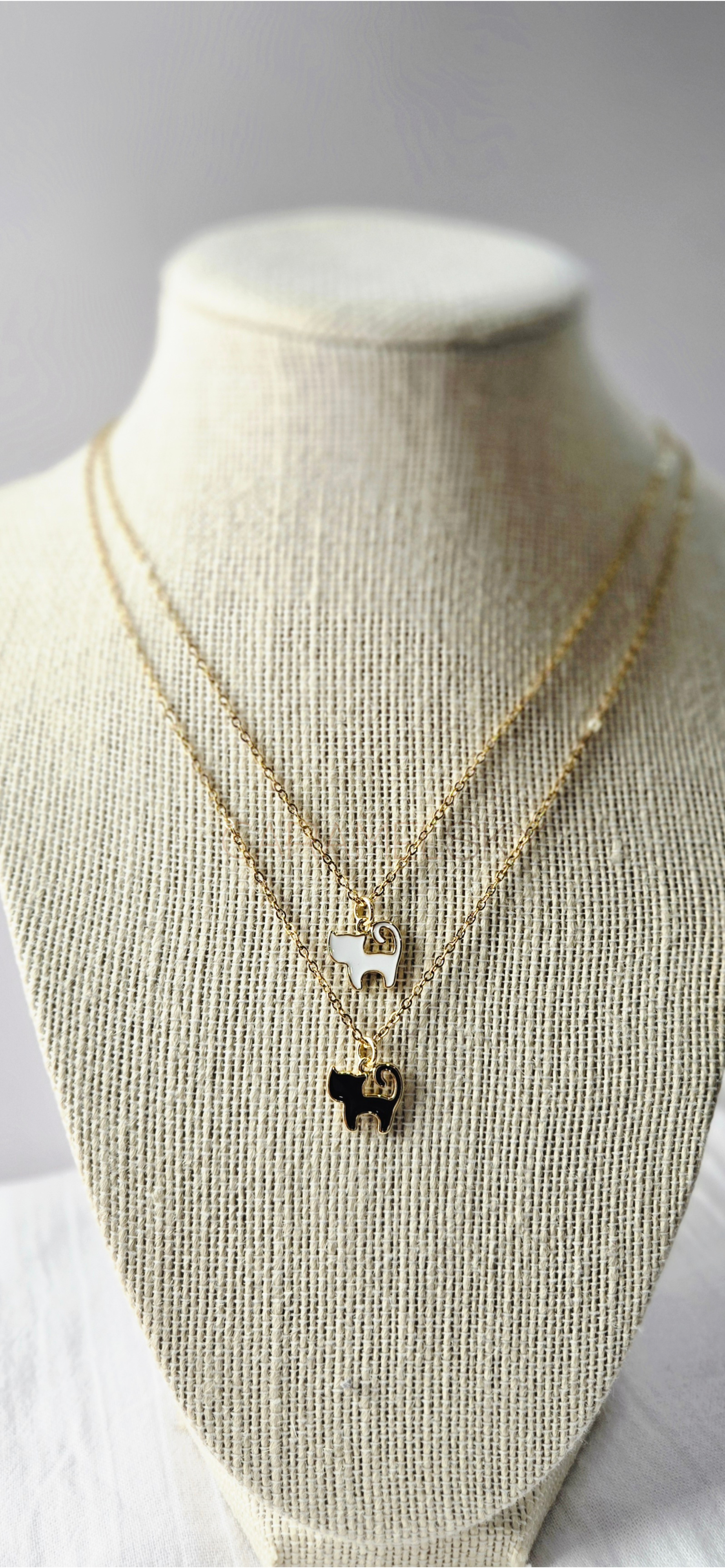 Kind-Hearted Woman Cat Silhouette Necklace